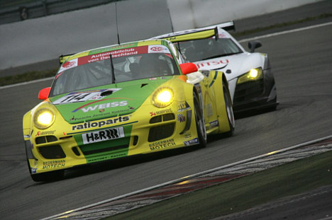 Team Manthey Racing vandt 4-timers løbet efter en hård kamp med Audi R8 racerne.